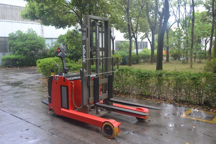 “湖南榮洲機械設(shè)備有限公司，移動式升降平臺價格，湖南升降貨梯，塑料托盤批發(fā)，固定式升降平臺，曲臂式升降平臺，汽車尾板，全電動叉車”